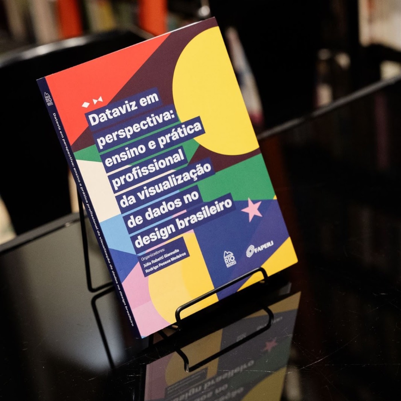 Livro Dataviz em Perspectiva exposto em um suporte